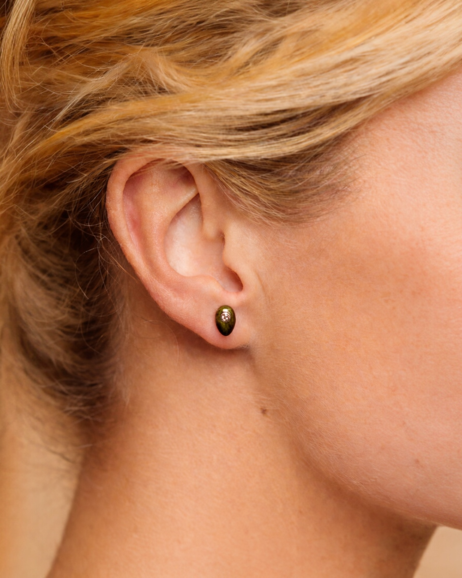 Alternative view of Puce d'oreille Philia oeil de tigre, vermeil et saphir blanc