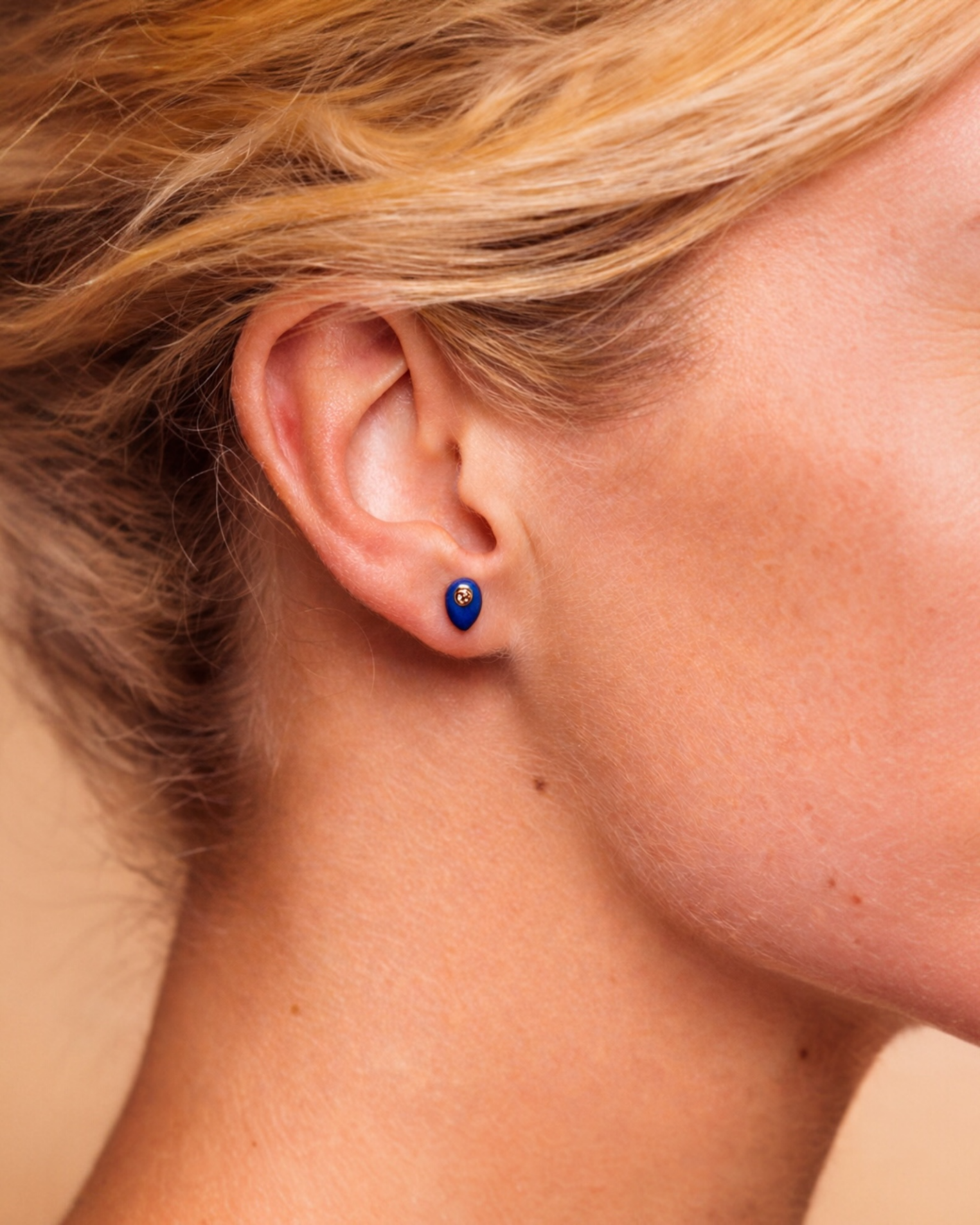 Alternative view of Puce d'oreille Philia lapis lazuli, vermeil et saphir blanc