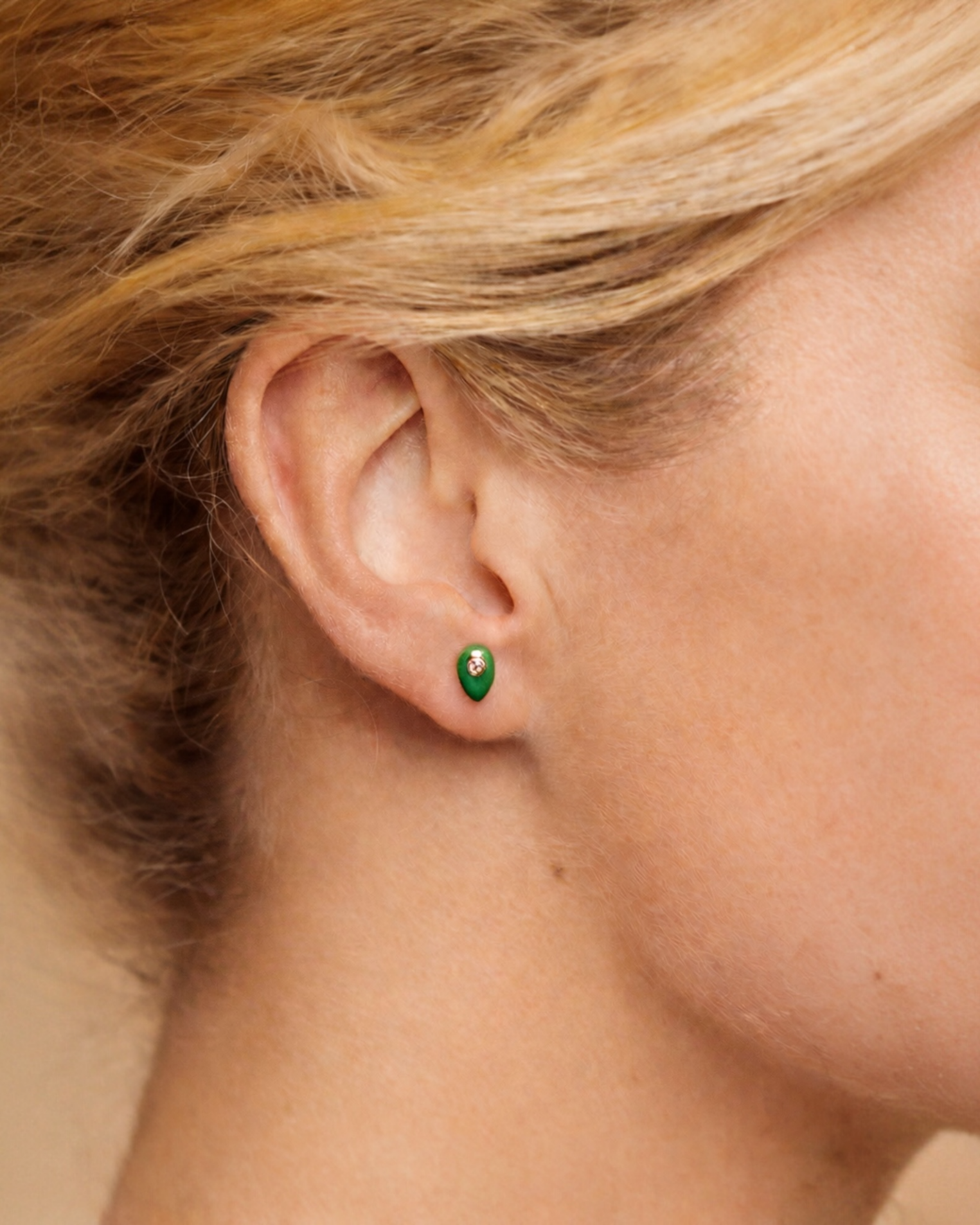 Alternative view of Puce d'oreille Philia malachite, vermeil et saphir blanc