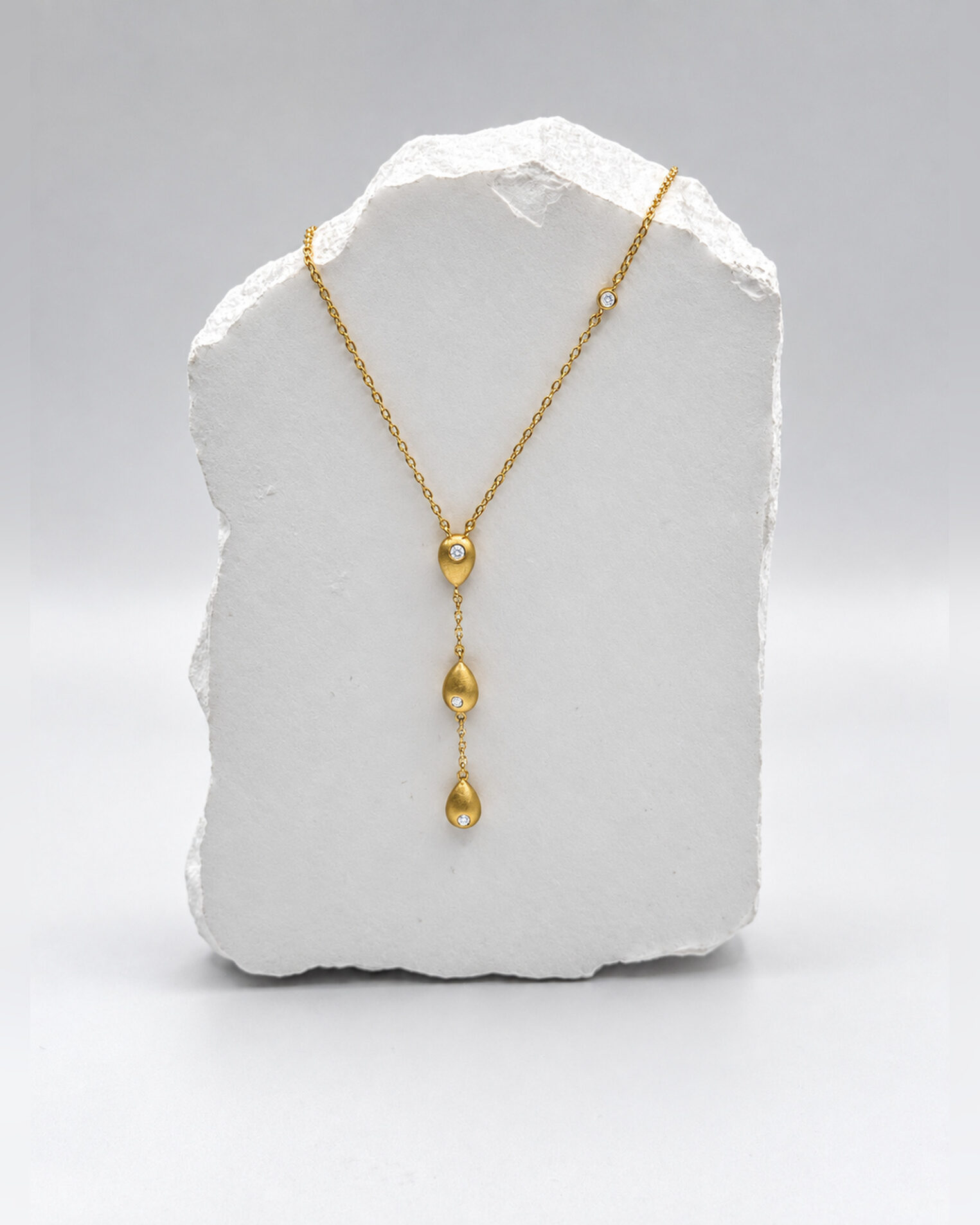 Alternative view of Collier Y Déva en vermeil 18 carats et saphirs blancs