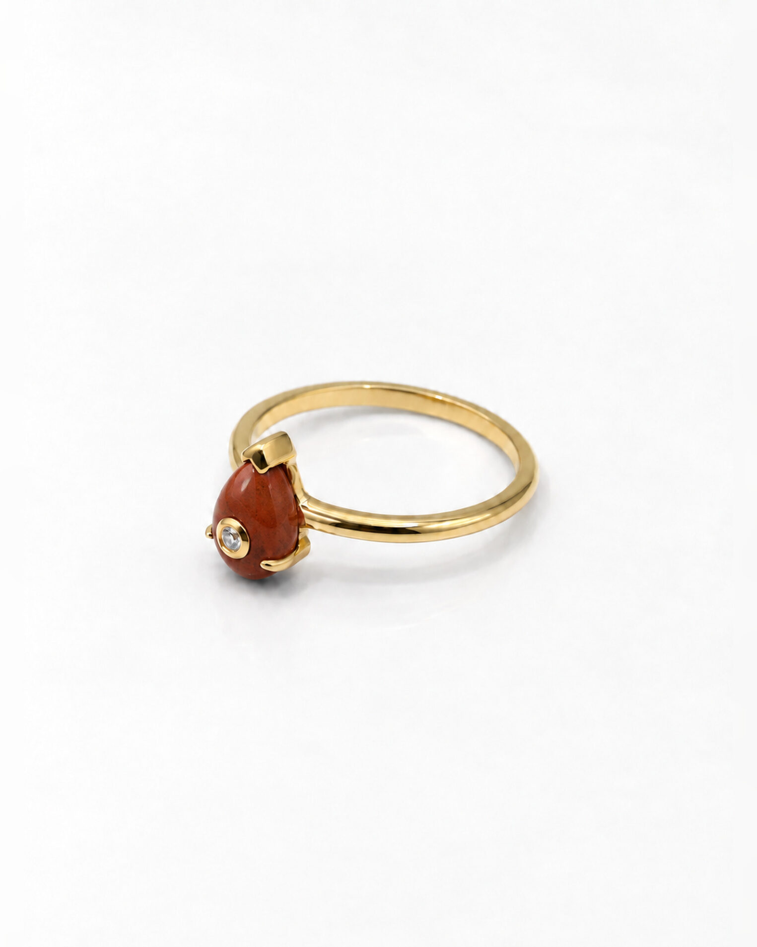 Bague Rhéa jaspe rouge, vermeil et saphir blanc