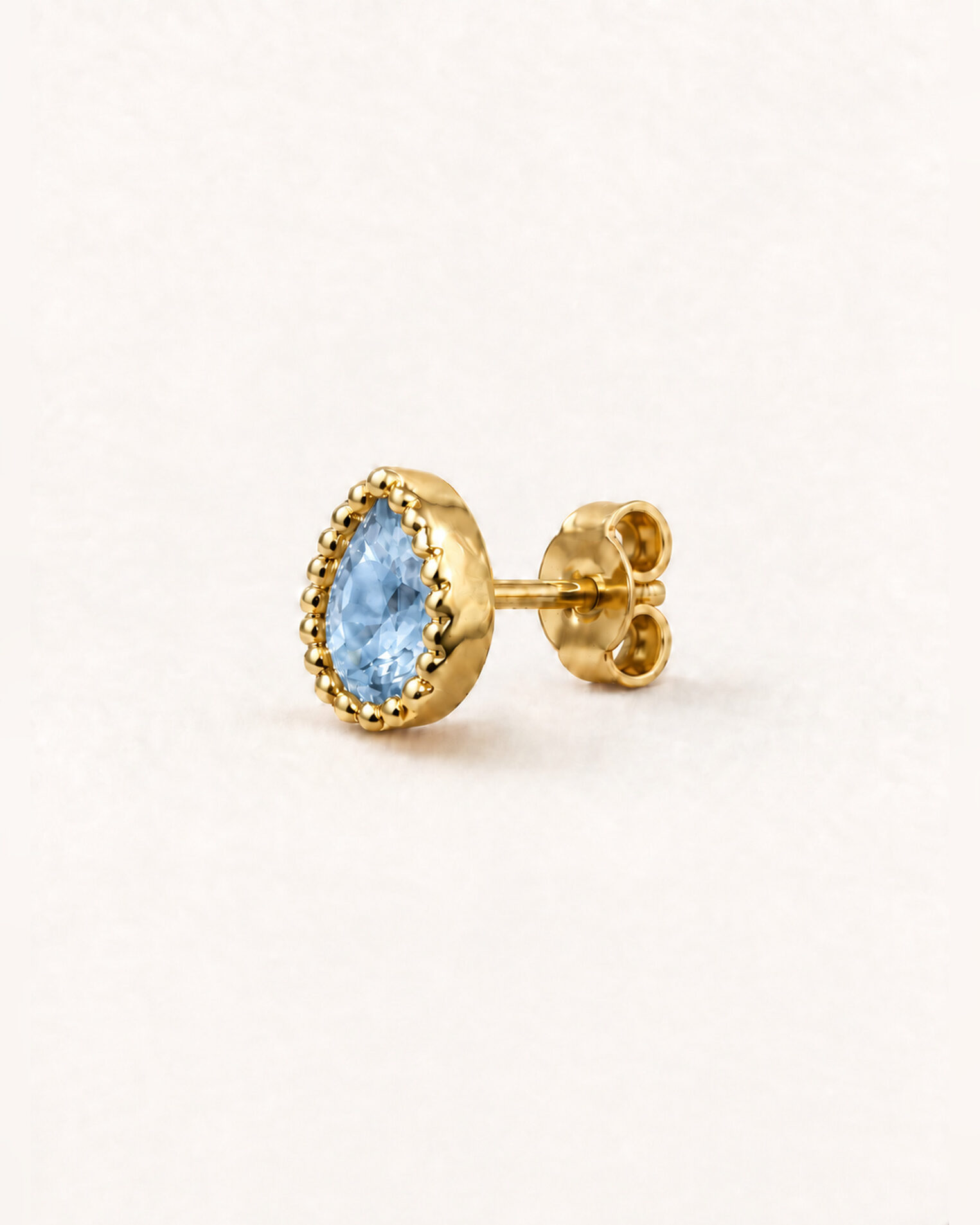 Puce d'oreille Chakras en vermeil 18 cts et topaze bleue