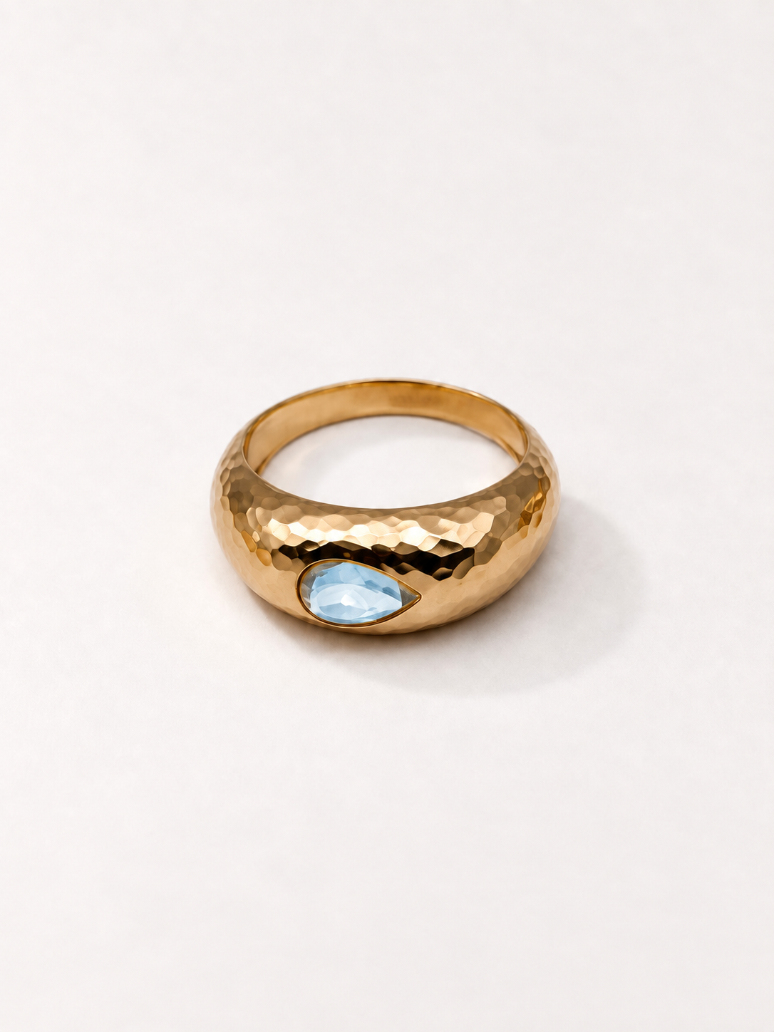 Bague Chakras en vermeil 18 cts martelé et topaze bleue